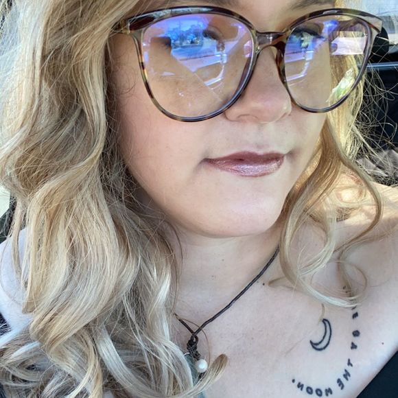 Profile Picture of Samantha Clement (@samleigh17) on Poshmark