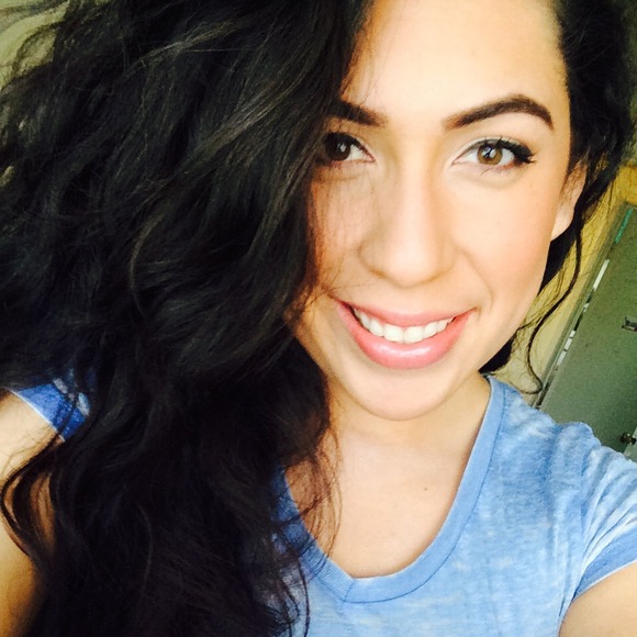 Profile Picture of Genesis Moreno (@gmoreno0825) on Poshmark