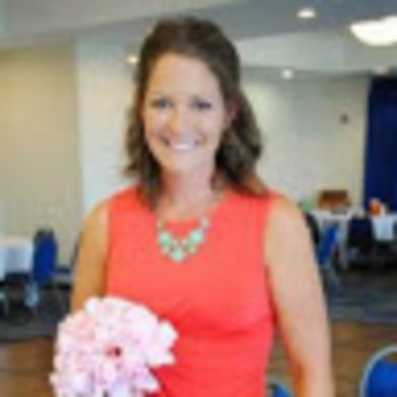 Profile Picture of Miriam Gault (@miriamgault) on Poshmark