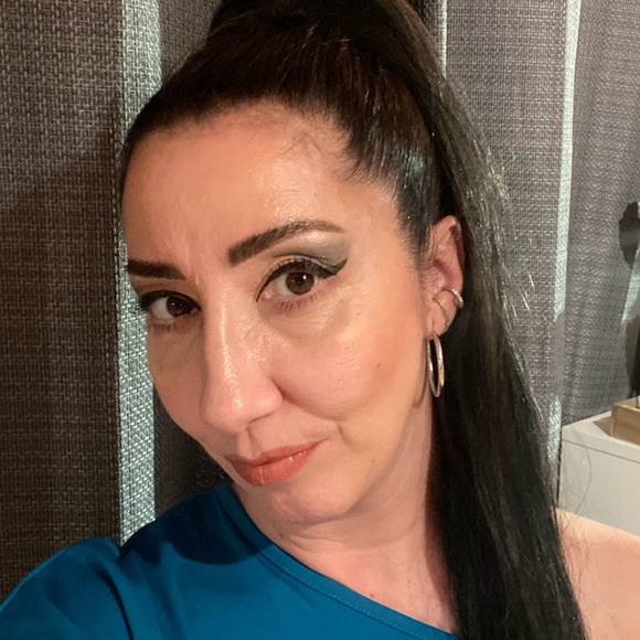 Profile Picture of Dora Barone (@deebc71) on Poshmark