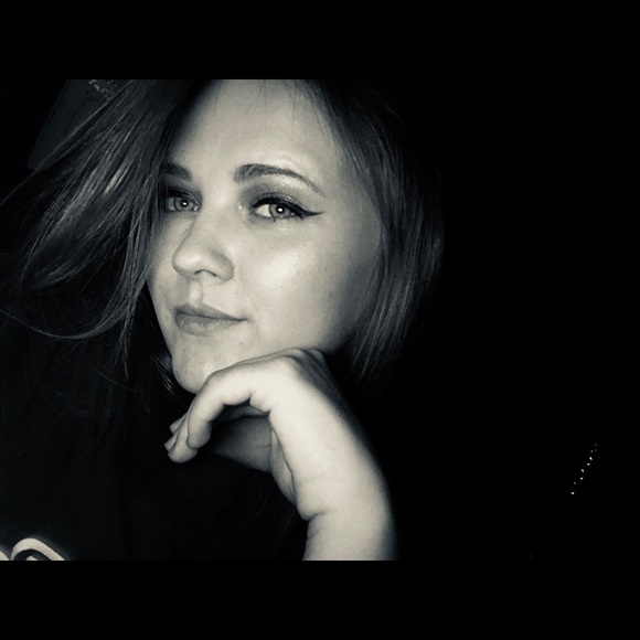 Profile Picture of Tricia Moore (@triciadawn2009) on Poshmark