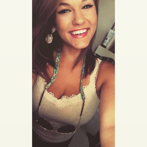 Profile Picture of Bailea Higginbotham (@blh1107) on Poshmark