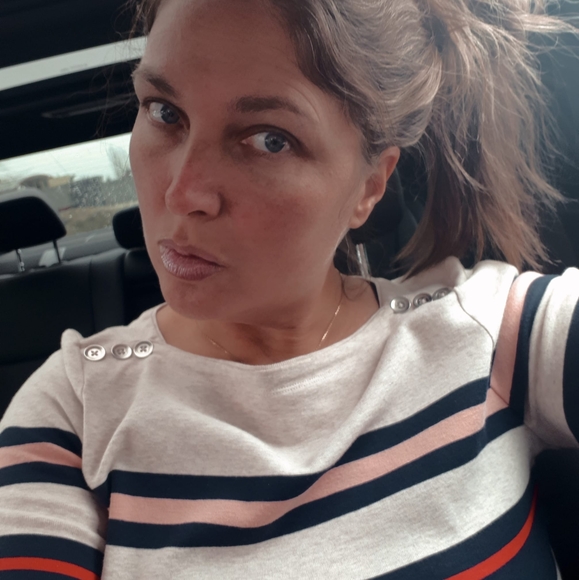 Profile Picture of Nikole Longhi (@nikolelonghi) on Poshmark