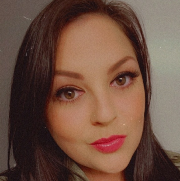 Profile Picture of Lisa Chalmers (@leighsaopperman) on Poshmark