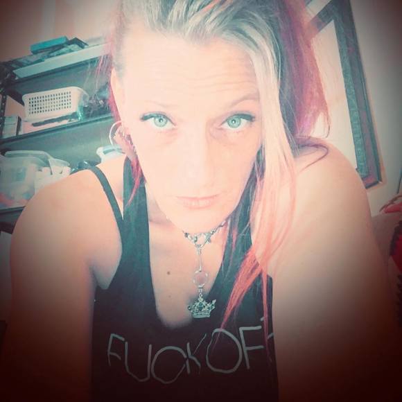 Profile Picture of Christine Parkerson (@kissykakes77) on Poshmark