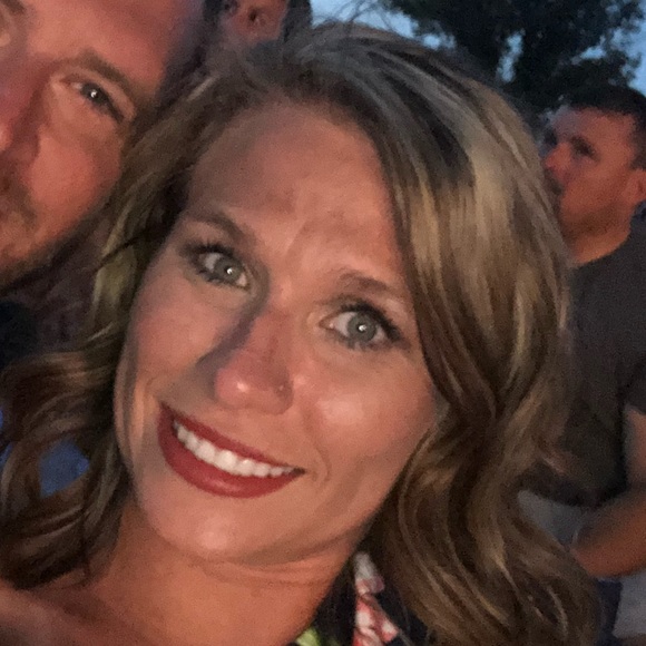 Profile Picture of Sarah Isgrigg (@seisgrigg) on Poshmark