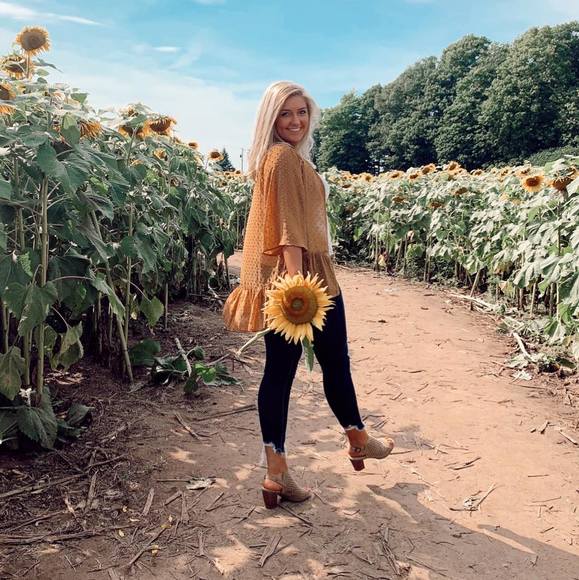 Profile Picture of Courtney Synon (@csynon) on Poshmark