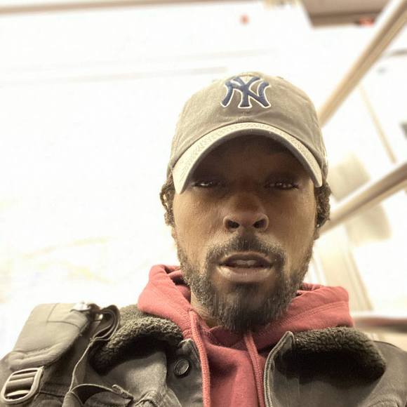 Profile Picture of Robert Murray (@jiggydeepmedz) on Poshmark