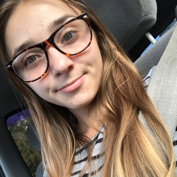 Profile Picture of Cayla Harding (@cocobeanz98) on Poshmark