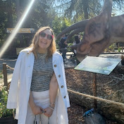 Profile Picture of Beth Cates (@TheBethCates) on Youtube