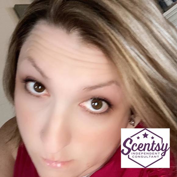 Profile Picture of Christine Laurin (@cplaurin) on Poshmark