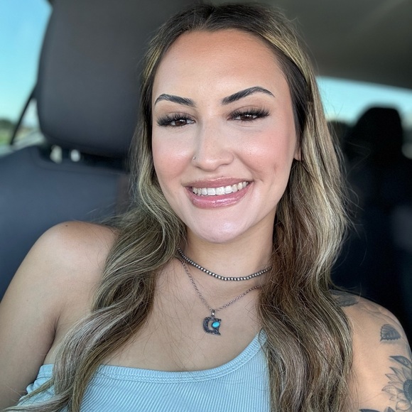 Profile Picture of Danielle Arzaga (@_daniellea) on Poshmark