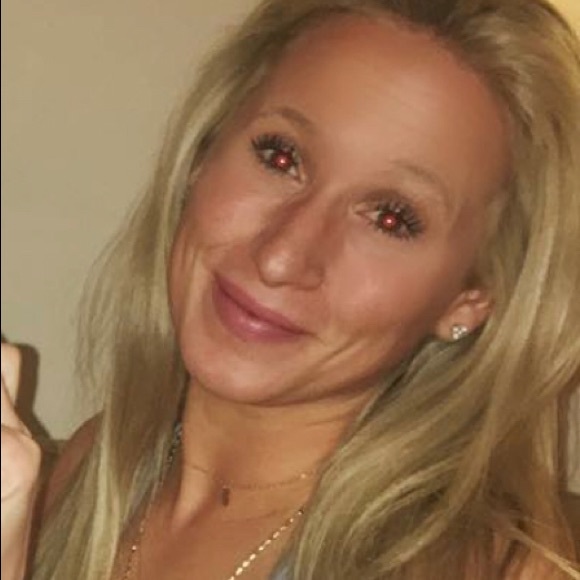 Profile Picture of Alexandra Gonzalez (@akgonzalez89) on Poshmark