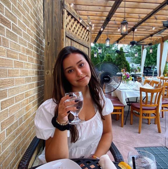 Profile Picture of Mia Epifanio (@miagepifanio) on Poshmark