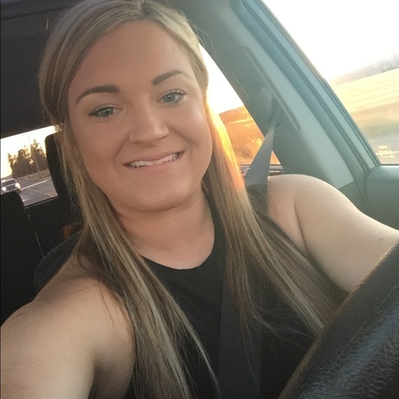 Profile Picture of Alexa Henson (@henson24) on Poshmark