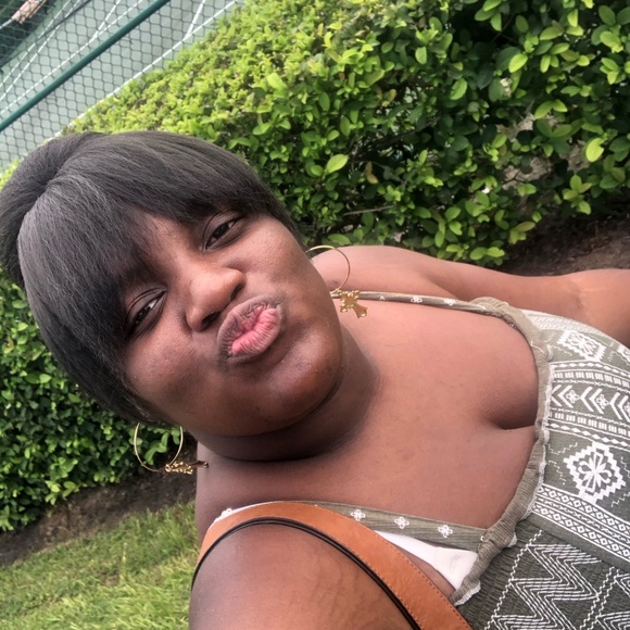 Profile Picture of Veneka Folkes (@venekafolkes) on Poshmark