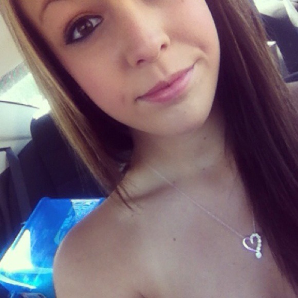 Profile Picture of Hanna Litman (@hannabananaxx) on Poshmark