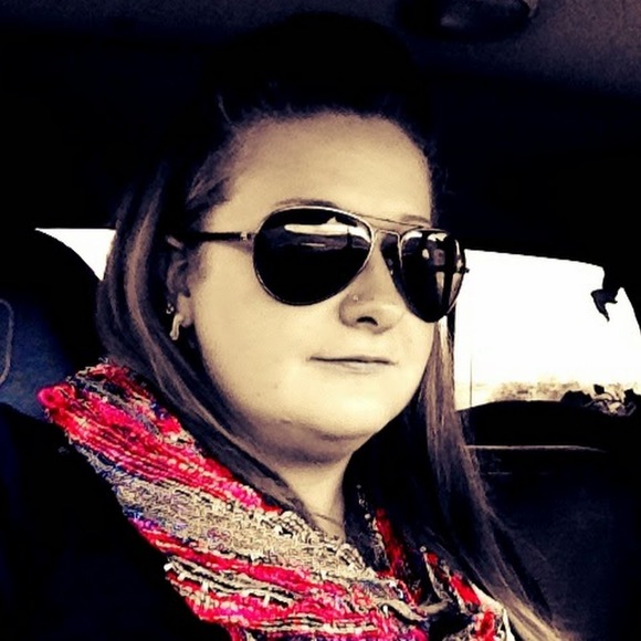 Profile Picture of Vanessa Denevan (@vdenevan) on Poshmark