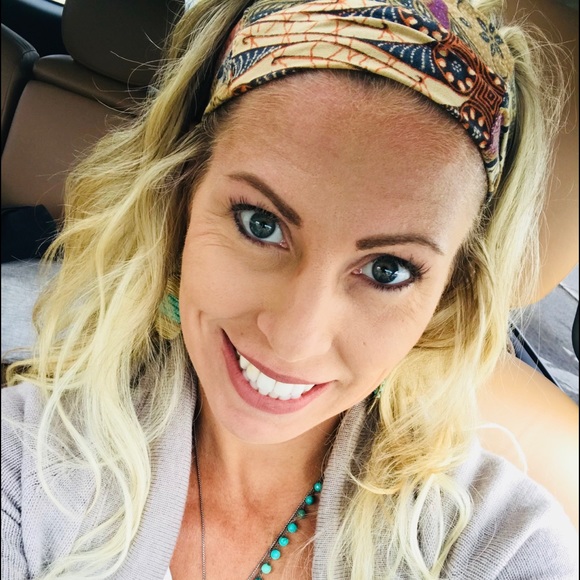 Profile Picture of Jenifer Gibson (@skinandtonic) on Poshmark