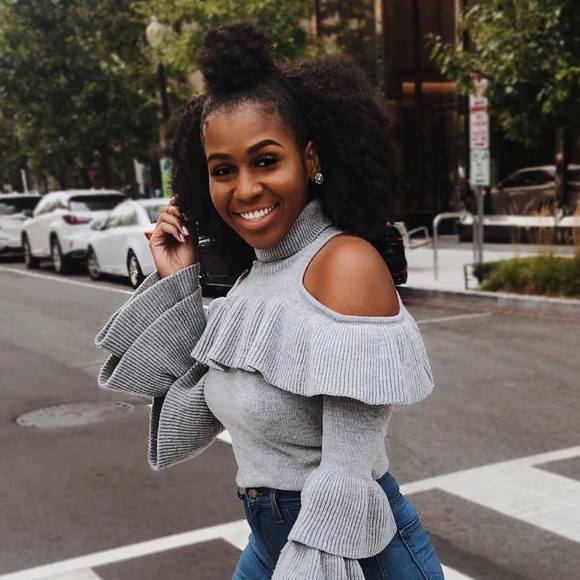 Profile Picture of Crystal Watts (@crystalwatts18) on Poshmark