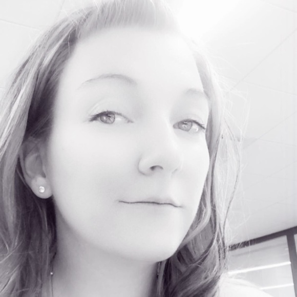 Profile Picture of Lindsay Preston (@lind9999) on Poshmark