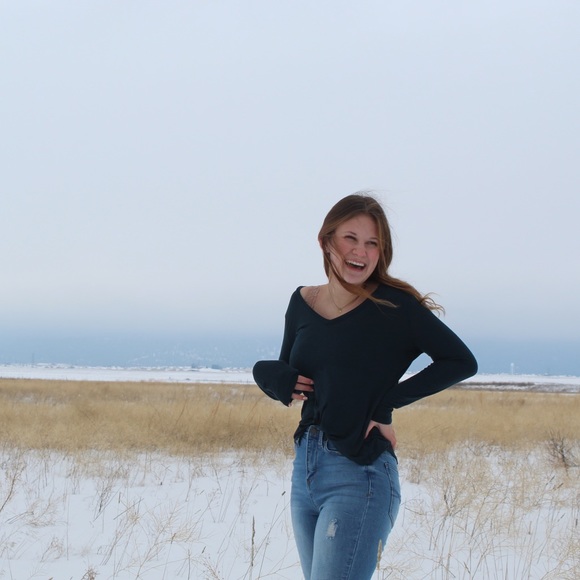 Profile Picture of Lizzie Hartnell (@lizzie_hartnell) on Poshmark