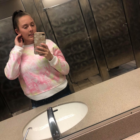 Profile Picture of April Dingee (@aprildingee) on Poshmark
