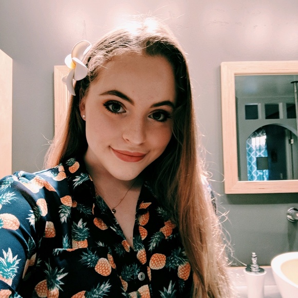 Profile Picture of Gretchen Weeter (@gweeter) on Poshmark