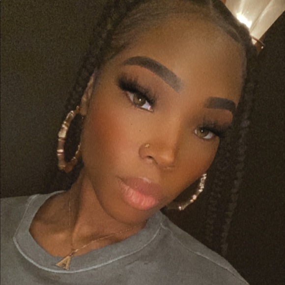 Profile Picture of Anasia Woolfolk (@anasiaw23) on Poshmark