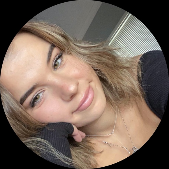 Profile Picture of Karli Ilic (@karliilic) on Poshmark