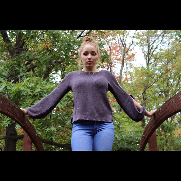 Profile Picture of Zoe Mongold (@zoemongold) on Poshmark