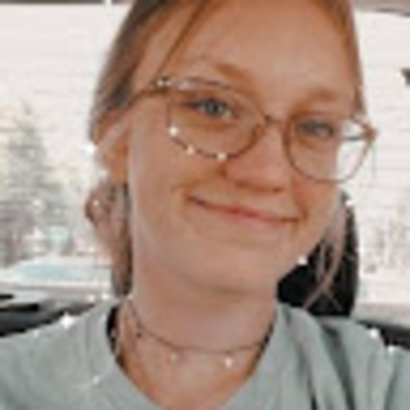 Profile Picture of Ariel Ferguson (@akferguson12) on Poshmark