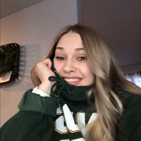 Profile Picture of Libby Mosbrucker (@lmosbrucker) on Poshmark