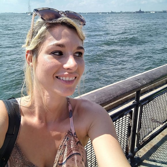 Profile Picture of Aimee Allinger (@aimeea1985) on Poshmark