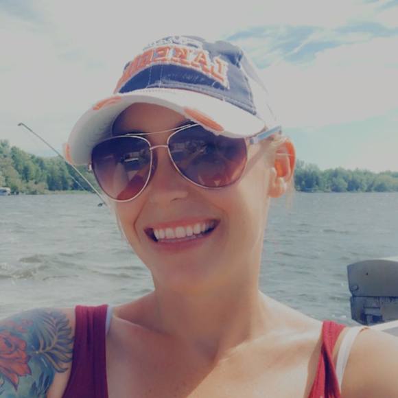 Profile Picture of Shawna Eull (@shawnaeull) on Poshmark