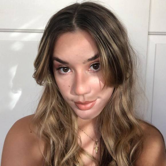 Profile Picture of Julia Peccin (@julia_peccin) on Poshmark