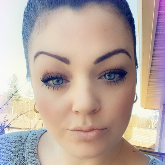 Profile Picture of Amanda Silvera (@amandasilvera84) on Poshmark