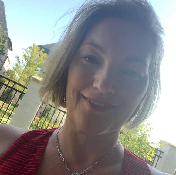 Profile Picture of Robin Bray (@pinkprancer) on Poshmark