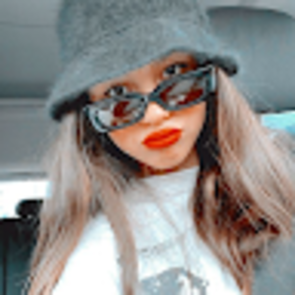 Profile Picture of Giselle Guzman (@giselleguzma716) on Poshmark