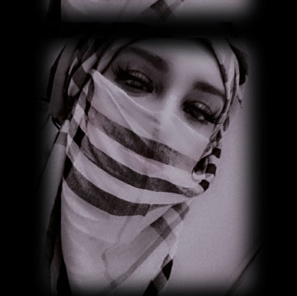 Profile Picture of Shaneeza Abrahim (@missthing0000) on Poshmark