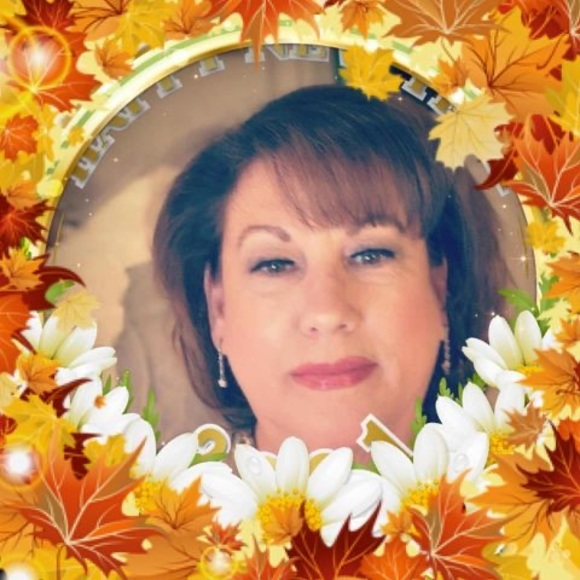 Profile Picture of Angela Tuuri (@artinpt) on Poshmark