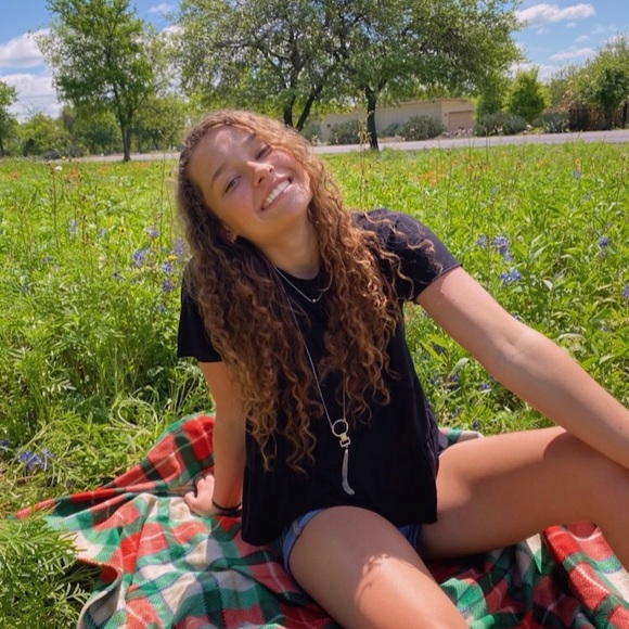 Profile Picture of Abbi Kindseth (@abbi_kindseth) on Poshmark