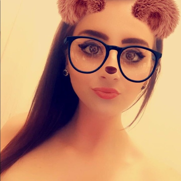 Profile Picture of Hannah Hendrix (@hannahchey96) on Poshmark