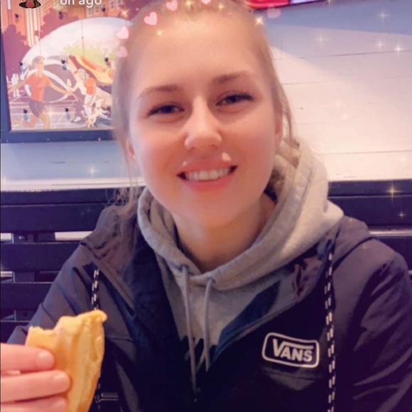 Profile Picture of Sam Rimmele (@sammyyjean) on Poshmark