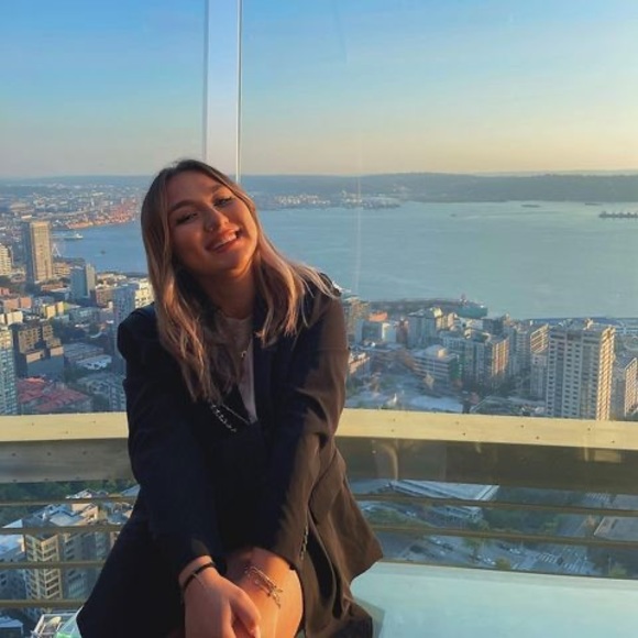 Profile Picture of Océane Huyghe (@ocehgh) on Poshmark