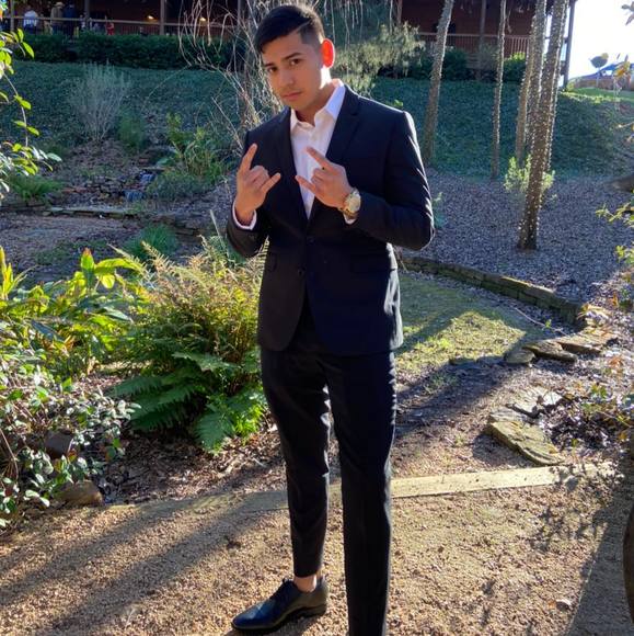 Profile Picture of Erik Anzures (@erik_anzures) on Poshmark