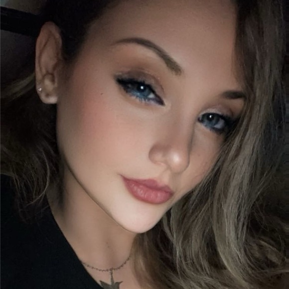 Profile Picture of Courtney Newell (@courtneynewe533) on Poshmark