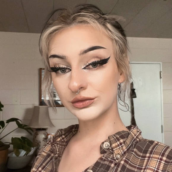 Profile Picture of Marjorie Shevock (@satvrnbabe) on Poshmark