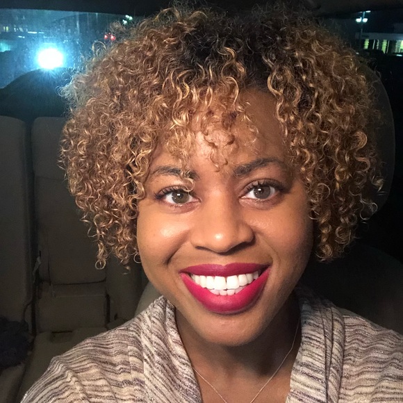 Profile Picture of Renee Walters (@dearrenee) on Poshmark