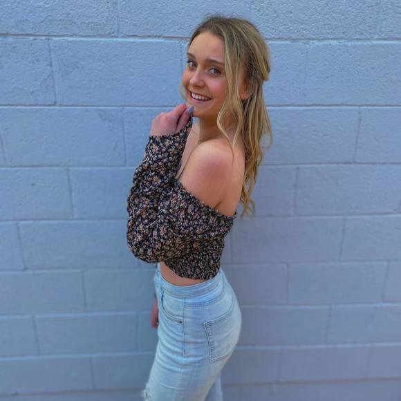 Profile Picture of Cassidy Haufler (@lil_hauf) on Poshmark